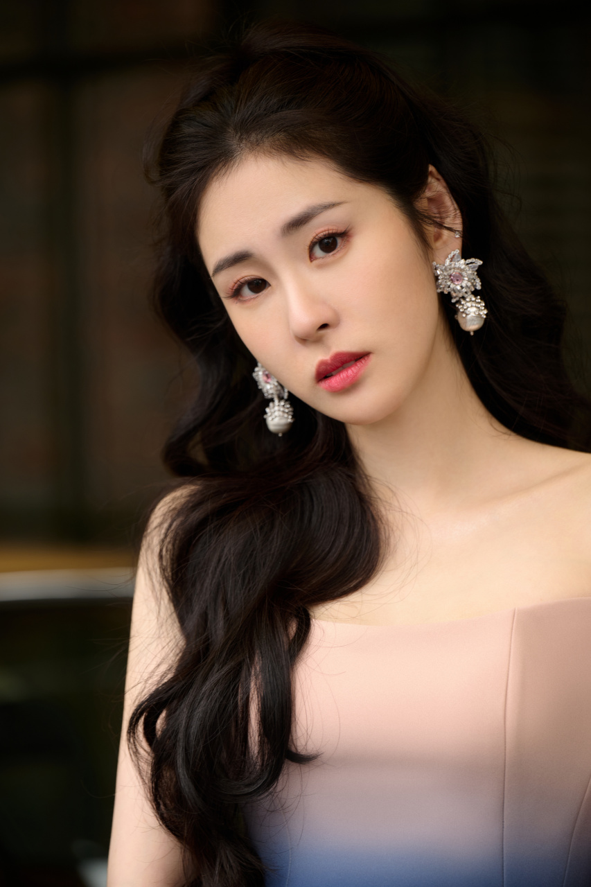 小家碧玉,张碧晨身穿蓝白晚礼服,妥妥的女神范,笑不露齿让人顿觉神圣