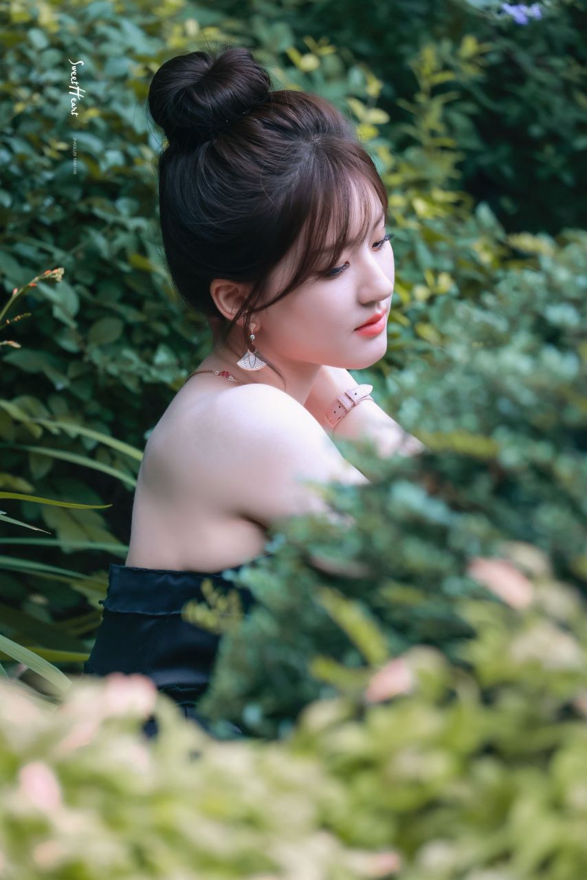 欧洲古堡中,赵露思一身黑色晚礼服,雍容华贵,倚靠在栏杆之上,东方美女