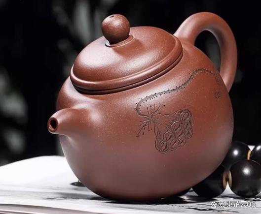 匏尊壶,这款紫砂壶中的经典款式,其设计之巧妙与独特,无疑将圆润饱满