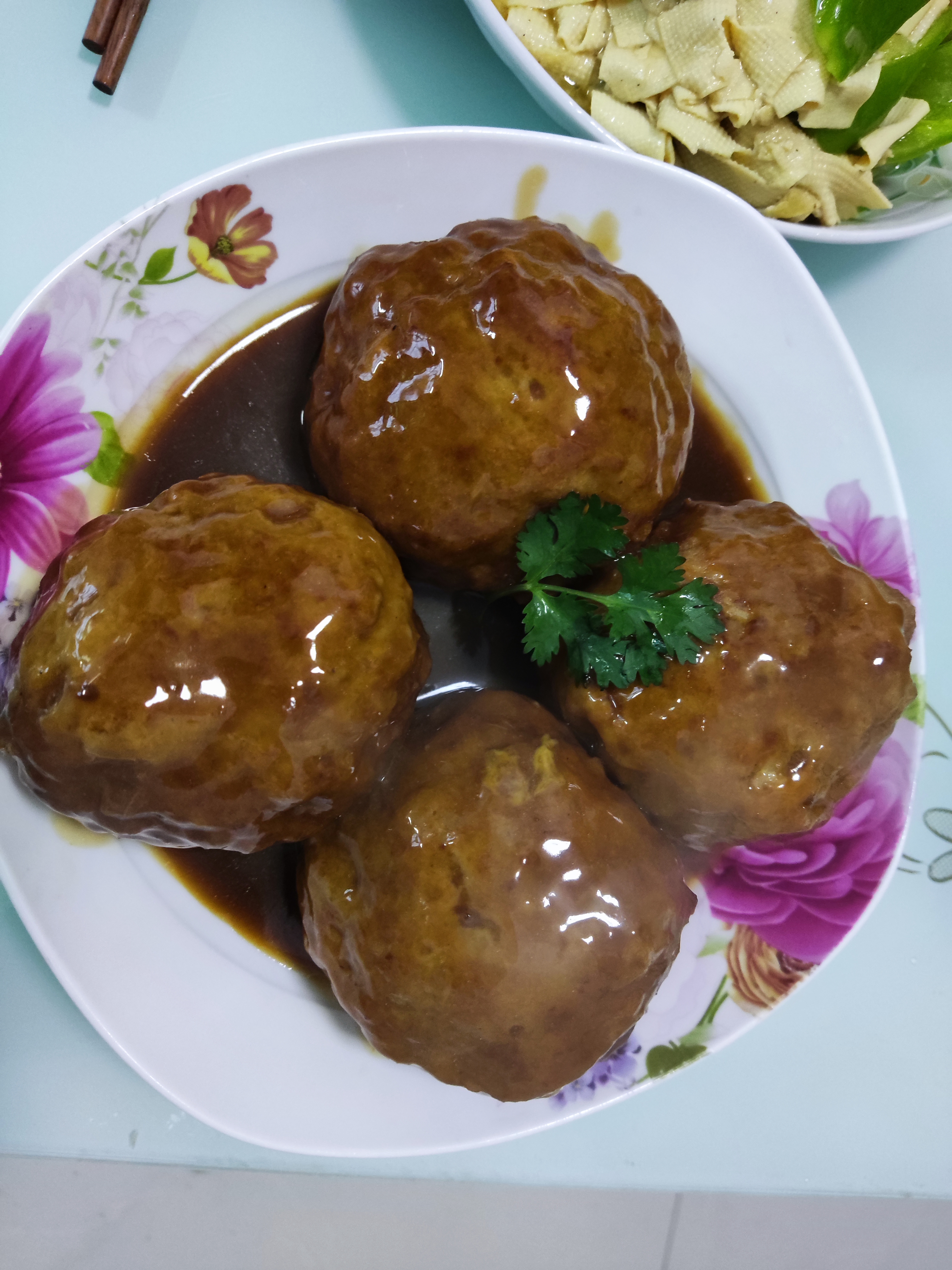 四喜丸子 一斤猪肉馅为准(肥瘦均可)葱姜八角水提前泡好,加一马勺水