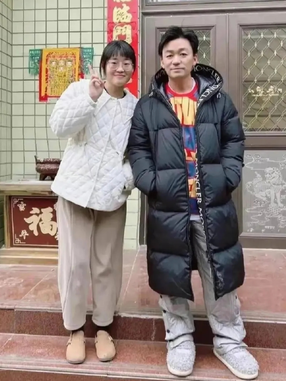 王宝强回到农村老家过年,身着棉衣,脚穿拖鞋,显得十分淳朴且接地气,和