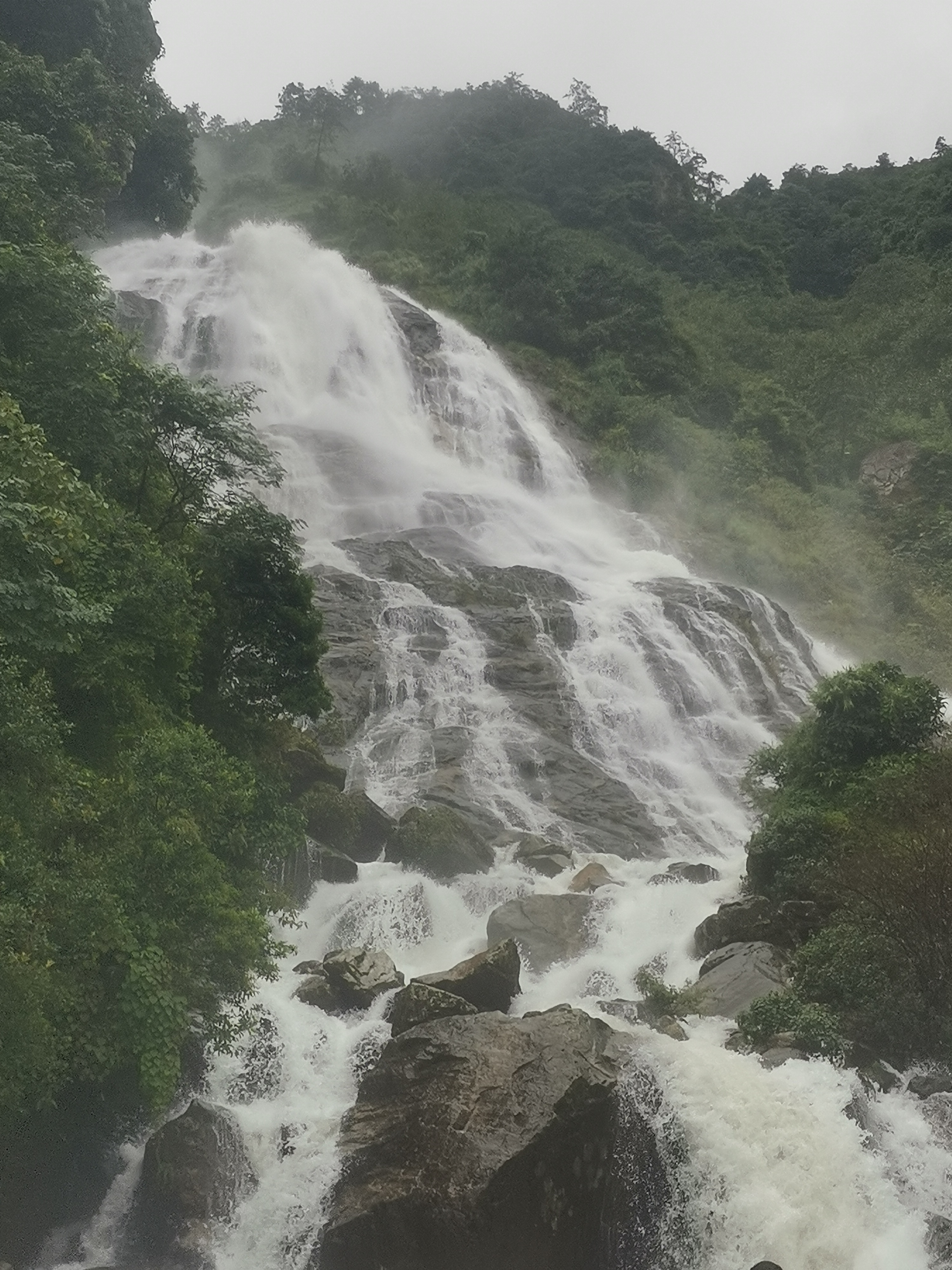 玉树龙西寺土登瀑布图片