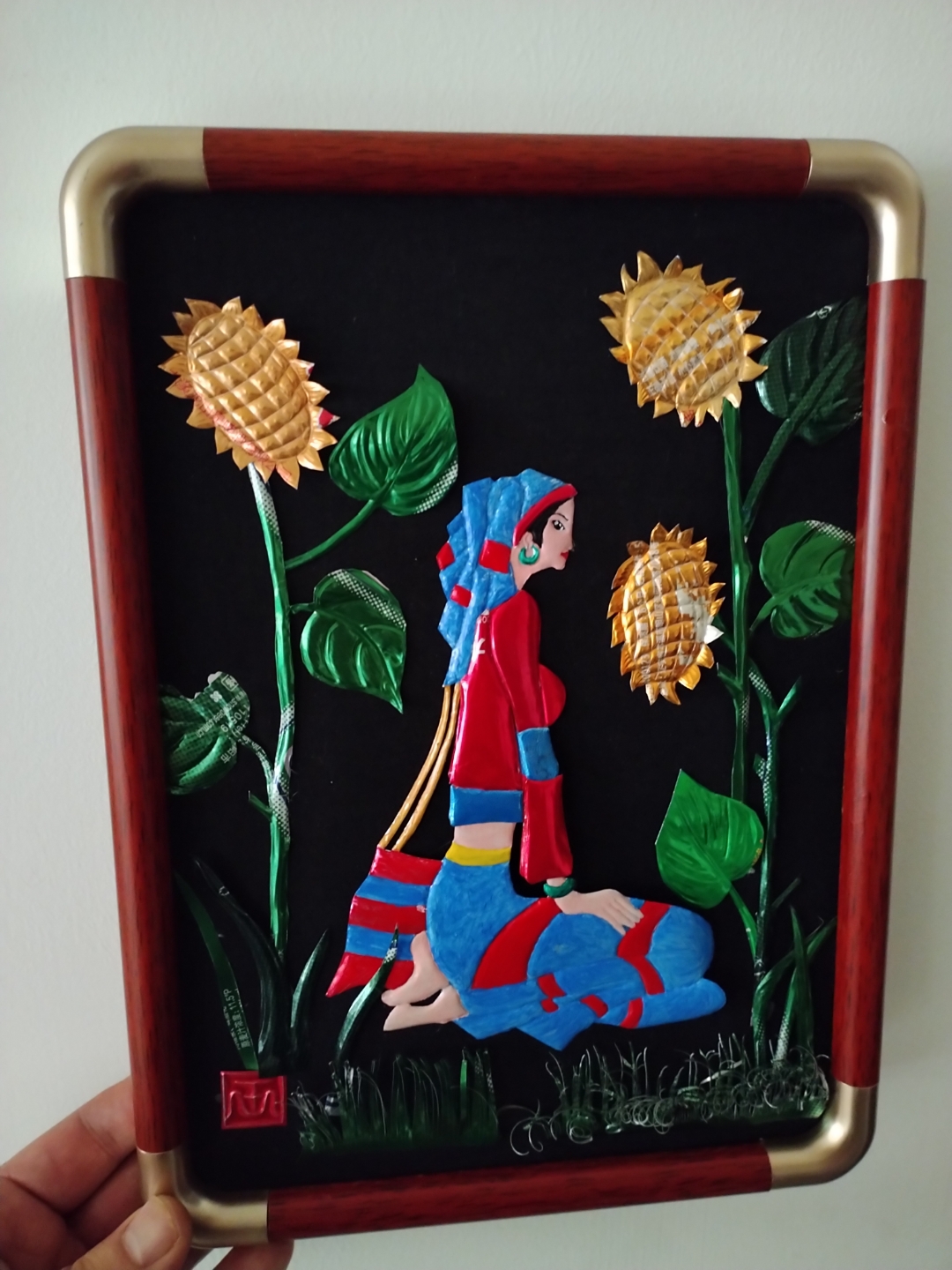 瞧这手工艺品,多有民族风情,我要把它挂墙上,每天都能看到这么美丽的