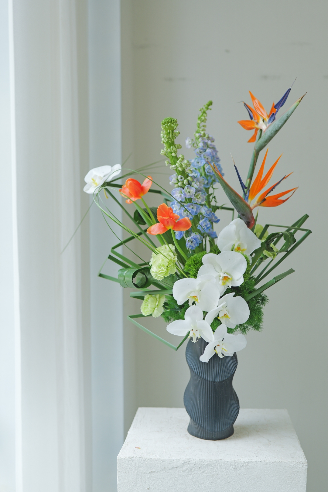 商务桌花设计桌花与环境的巧妙搭配,为商务空间增添一份雅致与活力.