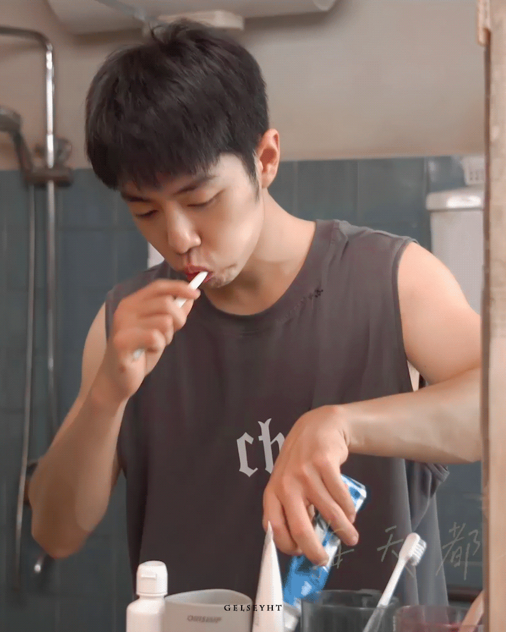 肖战盛阳# #肖战骄阳伴我# #肖战#  期待小狗般温暖的肖战盛 066