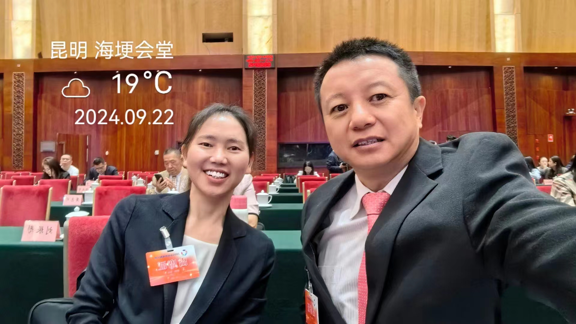 腾冲翠缘祥的店里,播出的音乐正是"我和我的祖国",老板余鸿仙告诉记者