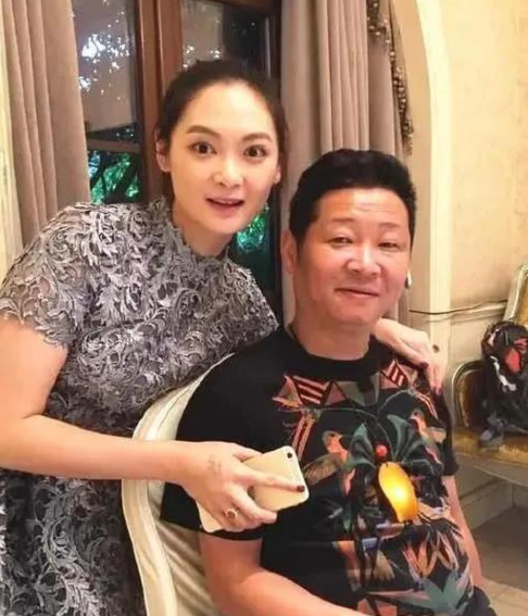 他老婆胡敬心里委屈得很,忍不住抱怨:"我老公每天一睁开眼就往鸡圈跑