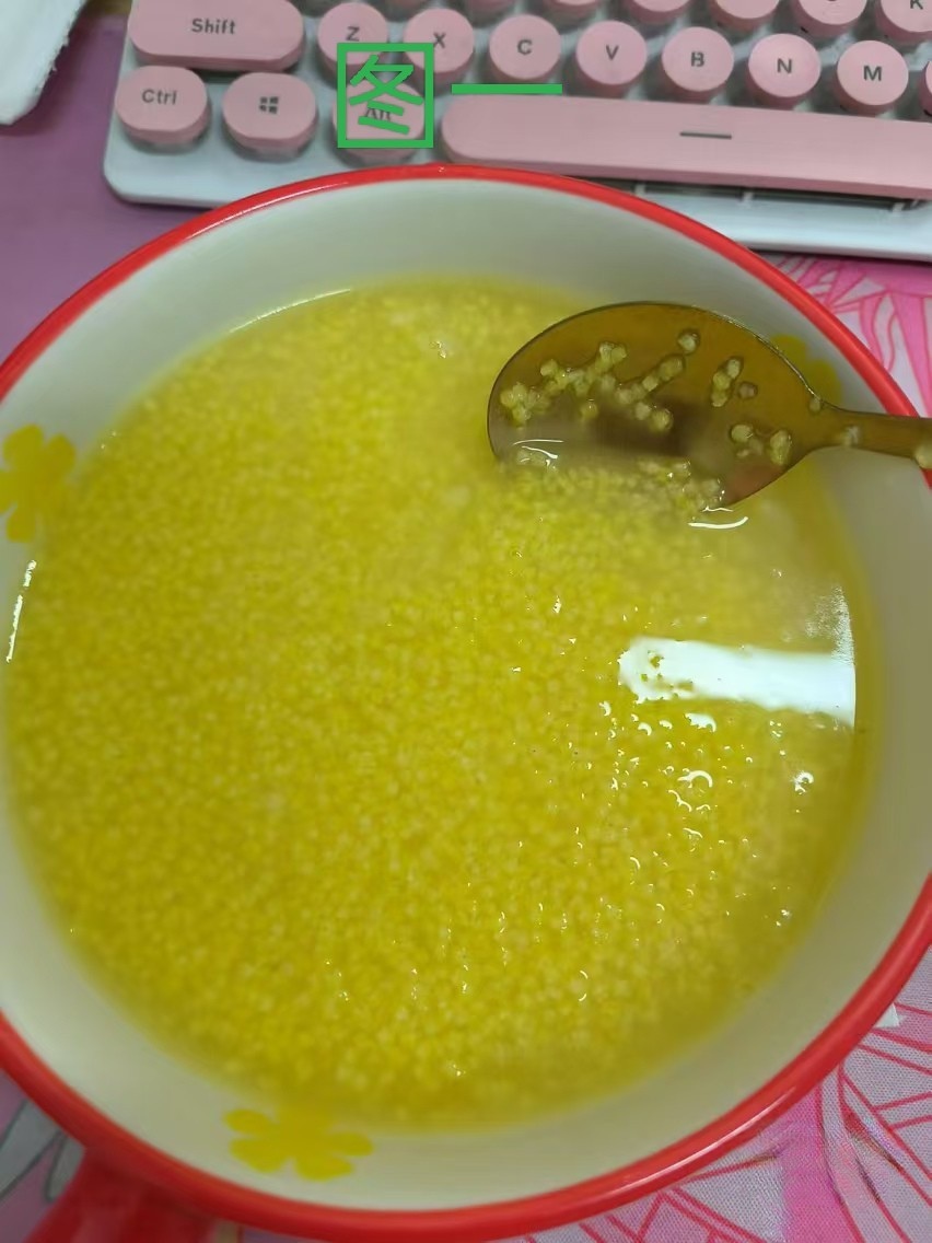 图一是婆婆做的小米粥,图二是我做的小米粥,怎么颜色不一样呢