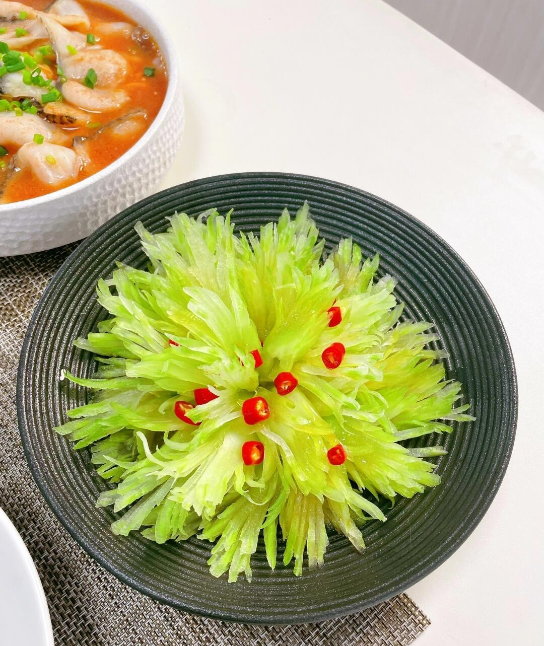 夏日清凉美食# 夏日必吃凉菜,凤尾西芹,做法都教给你了,快去回家做吧