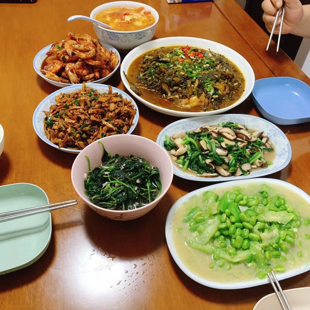 一家三口的晚餐,老公会做饭,儿子爱吃饭,真幸福