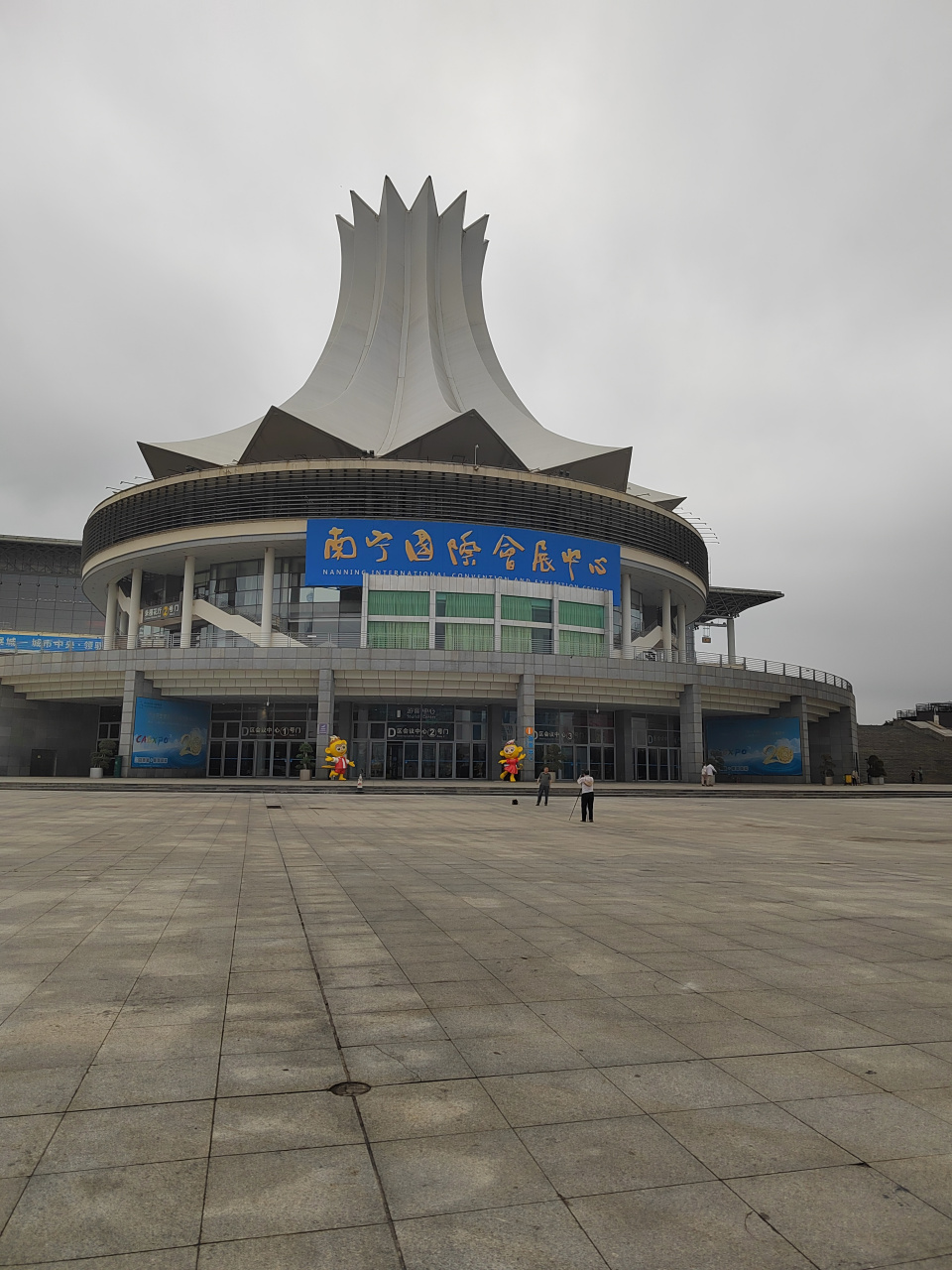 94南宁国际会展中心,一眼望去,就被它那白色与灰色的优雅外观所吸引