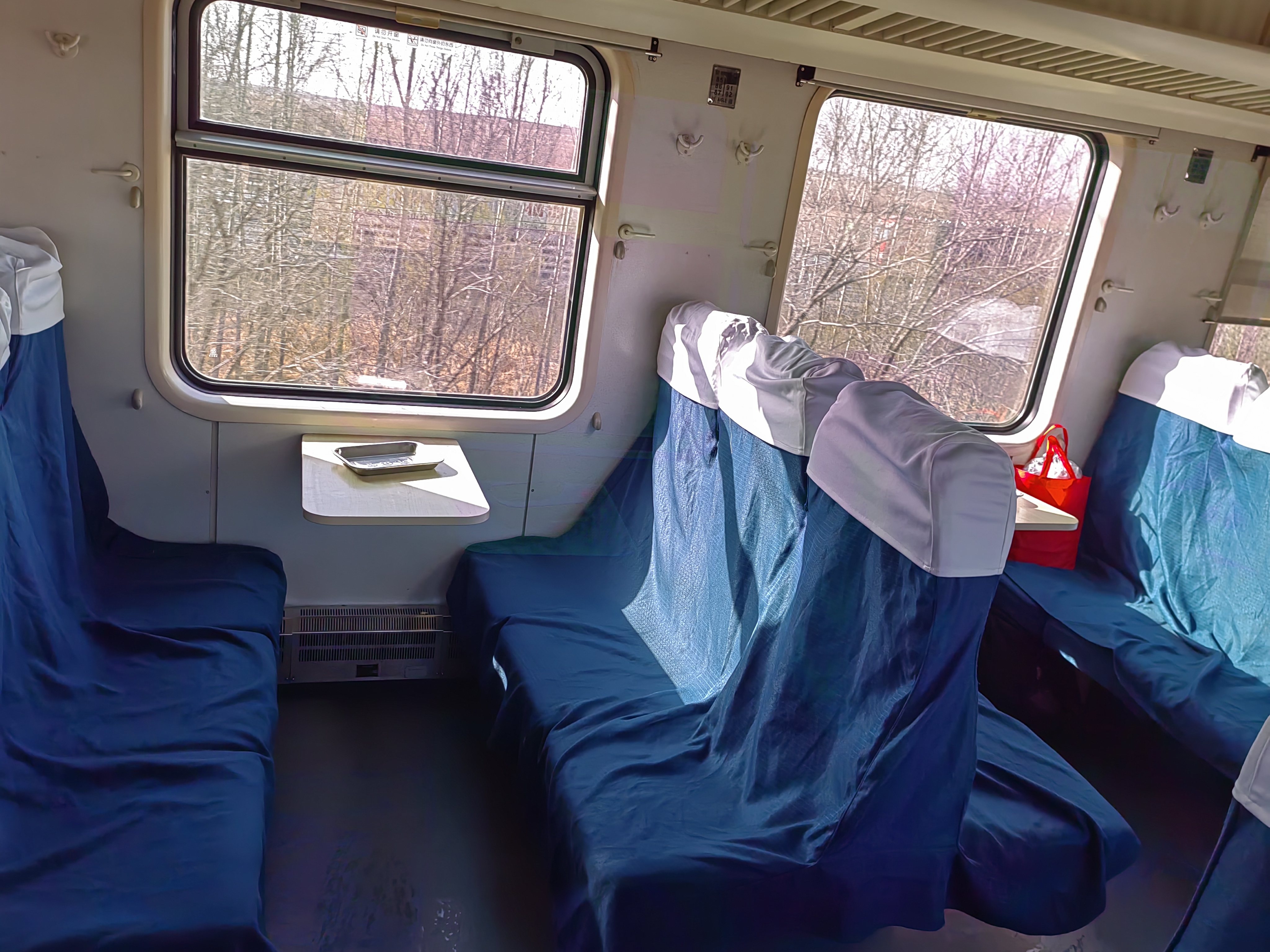 今天是2024年4月7日,离秦皇岛还有两站,照片为k1302车厢内实图,明明