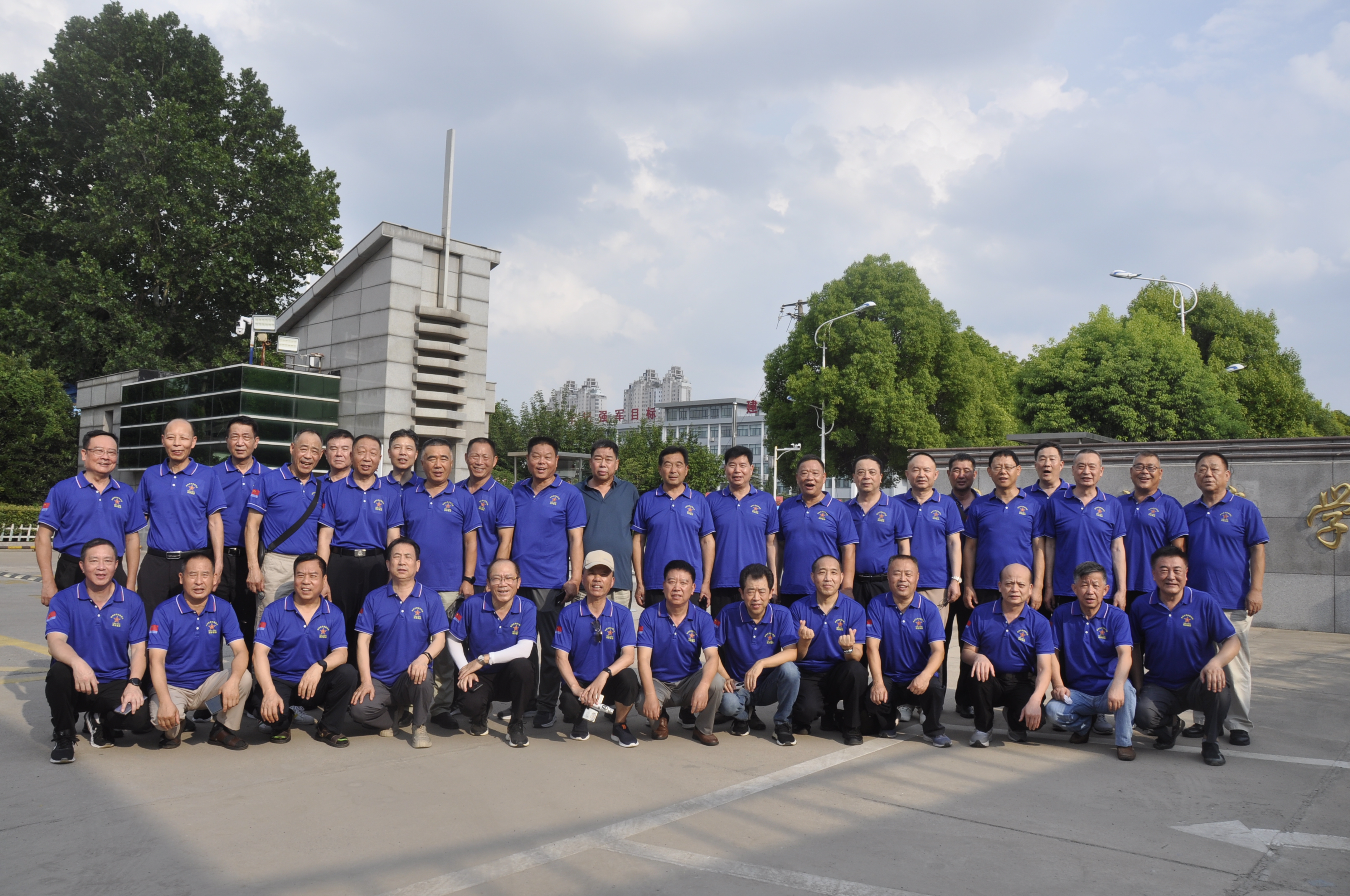 原空军后勤学校83级11队老学员,40年后回母校(空军勤务学院)门前留影.