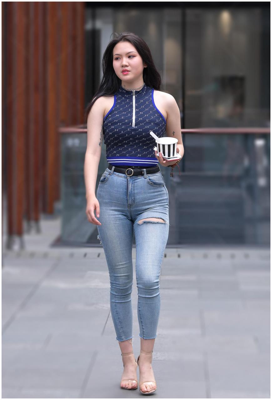 美不美看大腿[大笑][大笑]牛仔美腿小姐姐身材丰满完美身材#养眼美女
