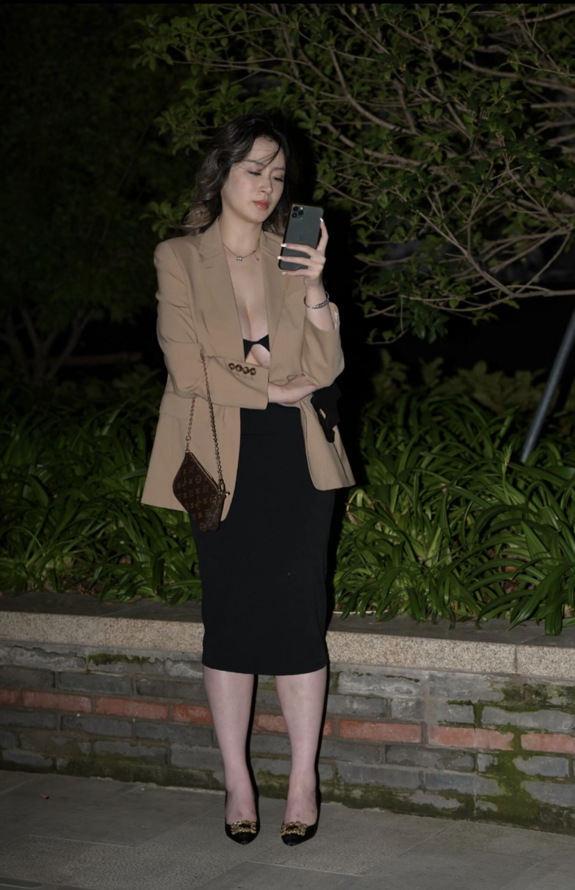 美不美看大腿[大笑][大笑]穿内衣西装无比性感熟女姐姐#养眼美女