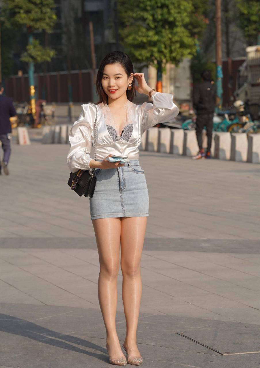 美不美看大腿[大笑][大笑]大腿油亮的小姐姐#养眼美女# #性感好身材