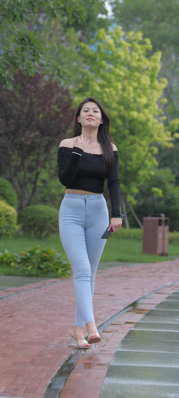 美不美看大腿[大笑][大笑]紧身牛仔裤丰满小姐姐2#养眼美女# #美女
