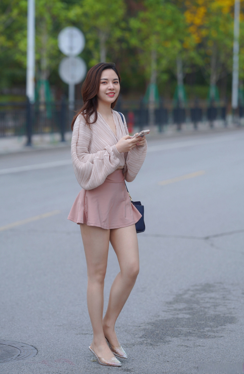 美不美看大腿[大笑][大笑]直腿小姐姐#养眼美女# #性感好身材