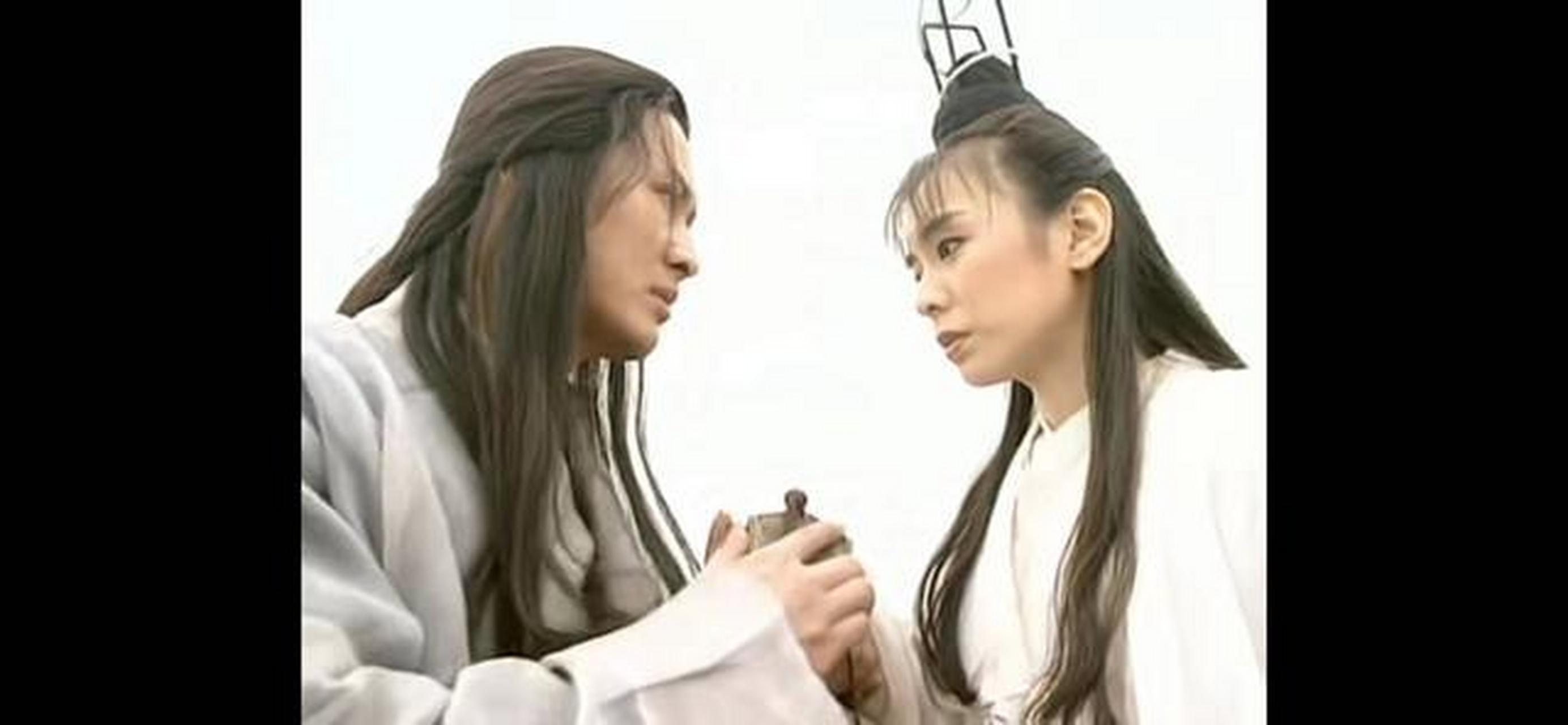 纪晓芙跌落山崖后,杨逍一直细心照顾着,这天杨给纪疗完伤,纪挣扎着想