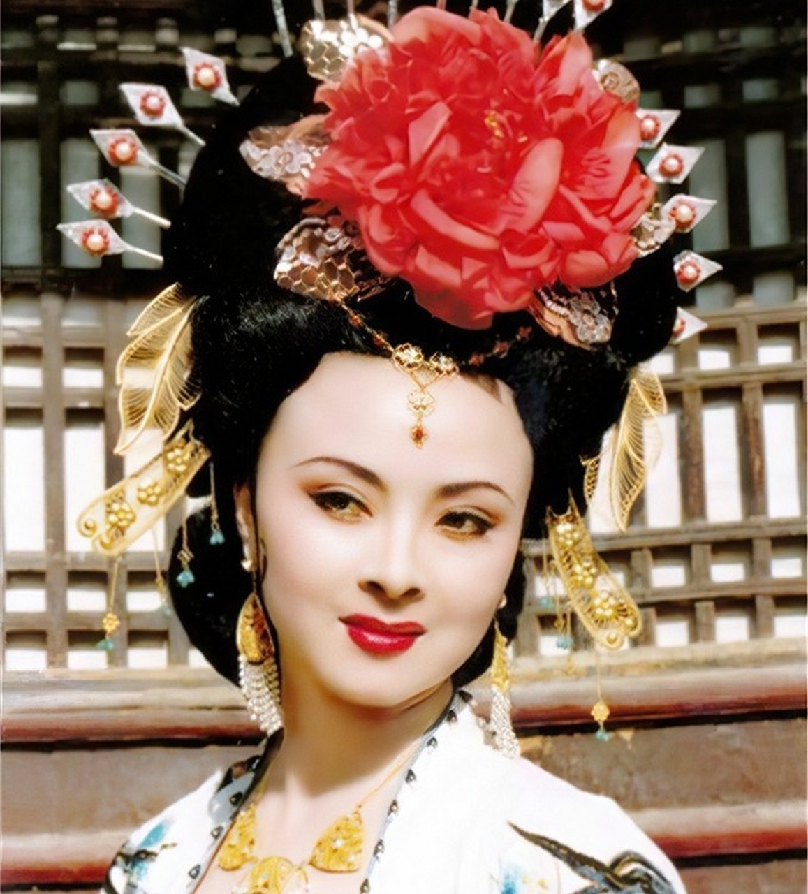 17岁被封寿王妃,27岁被封贵妃,38岁被缢死.