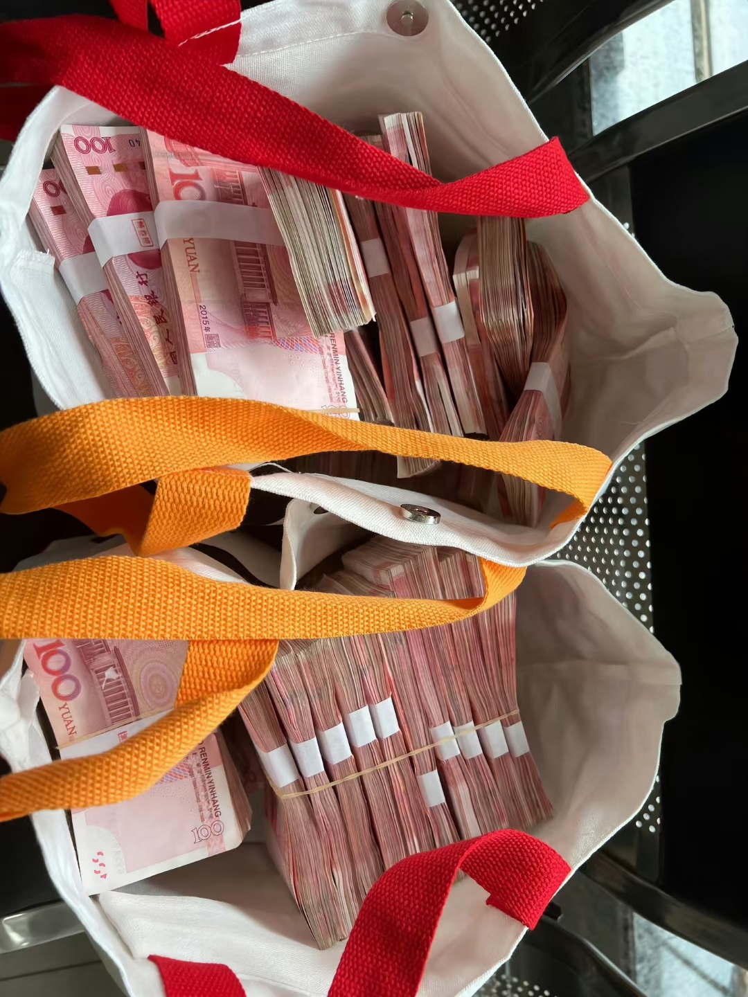 我刚从银行提款回来,这钱得用麻袋装才装得下了!