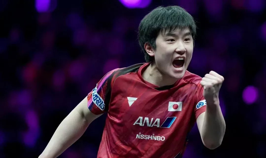 第一局张本智和稍微占了点便宜,他又跑又叫,满场吼,简直就像个在黑暗