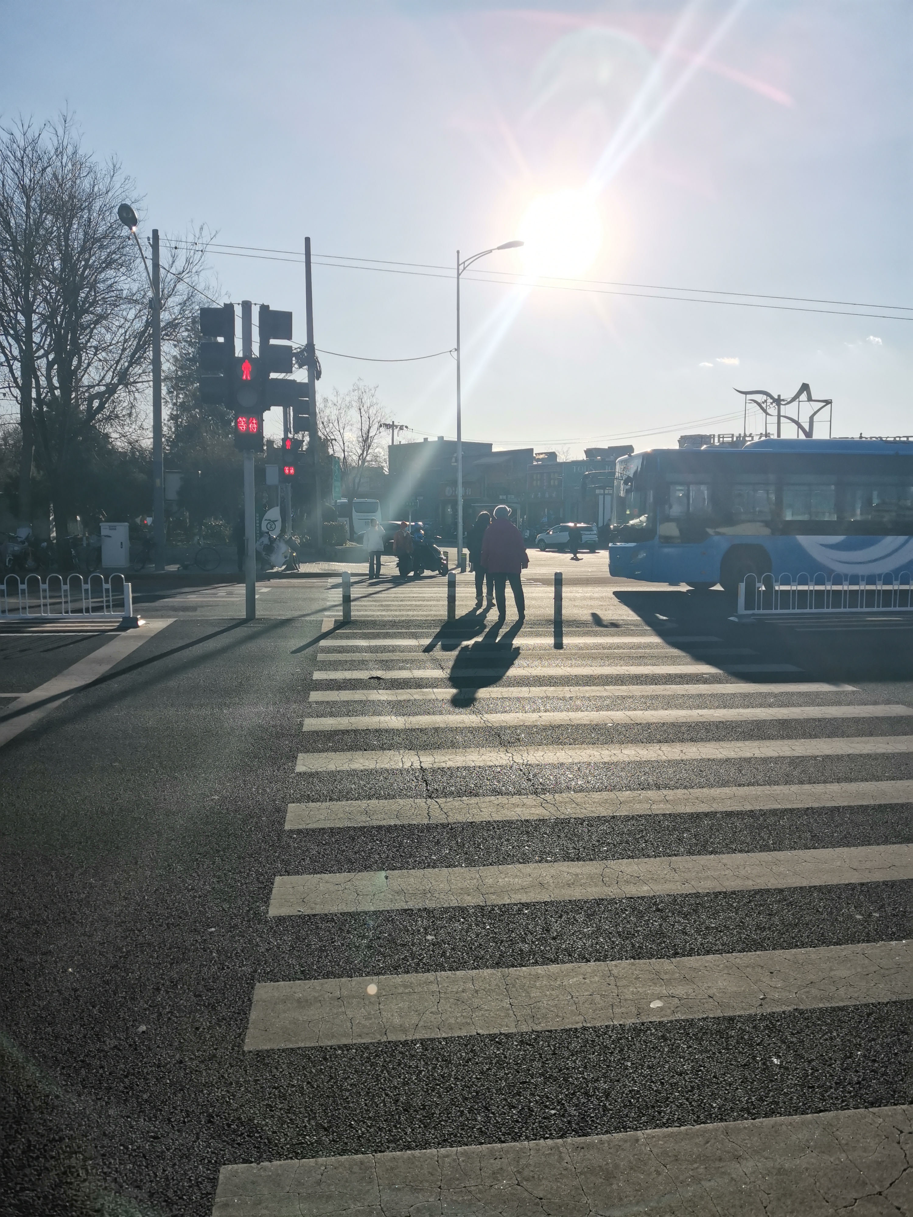 一直不理解为什么总是有人特别喜欢顶着红灯过马路,有谁知道这些人在