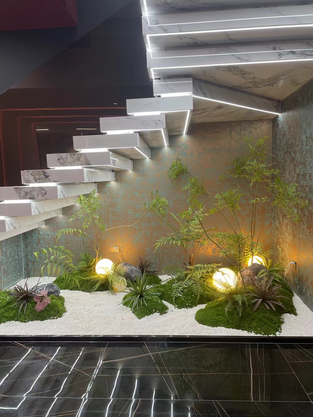 会所转角楼梯造景,把浪费的空间利用起来,所到之处皆是景,尽情感受大