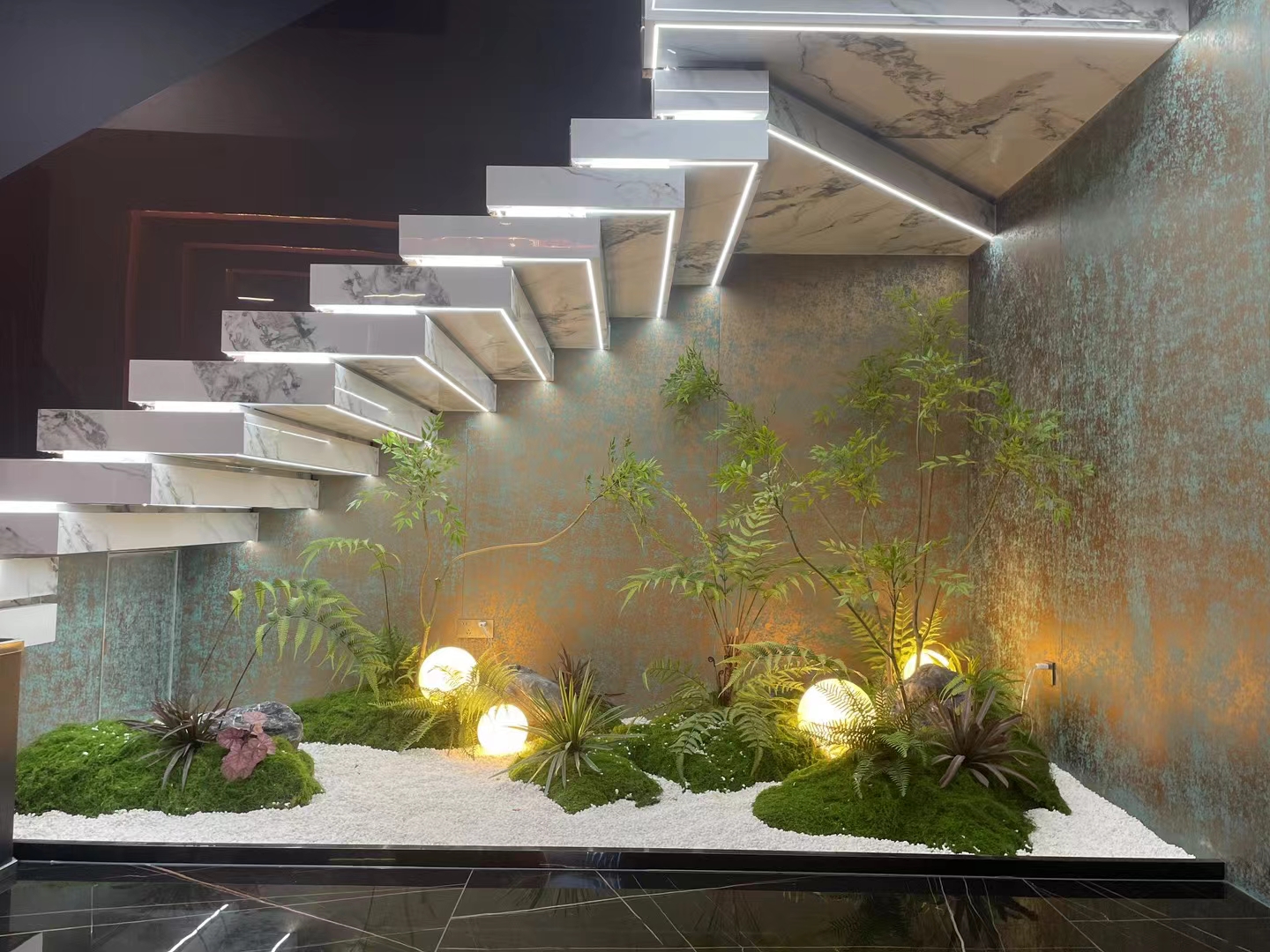 会所转角楼梯造景,把浪费的空间利用起来,所到之处皆是景,尽情感受大