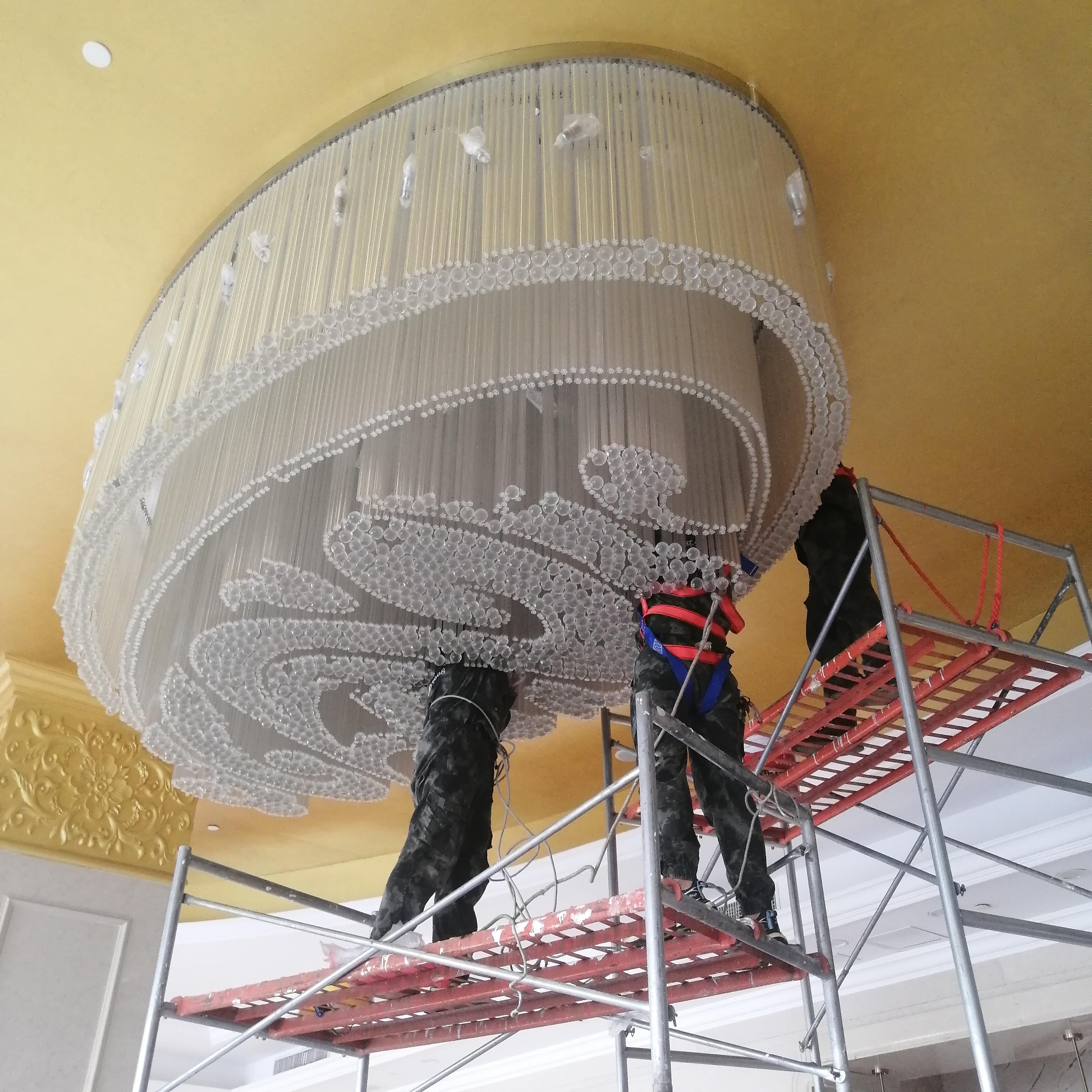 酒店水晶灯清洗完毕,多年专注做好一件事也是挺欢喜的,继续下一站