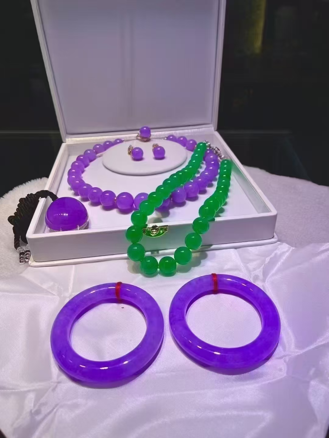 翡翠紫罗兰手镯套装,冰阳绿满色珠子项链,哇,这套紫色和绿色的珠宝