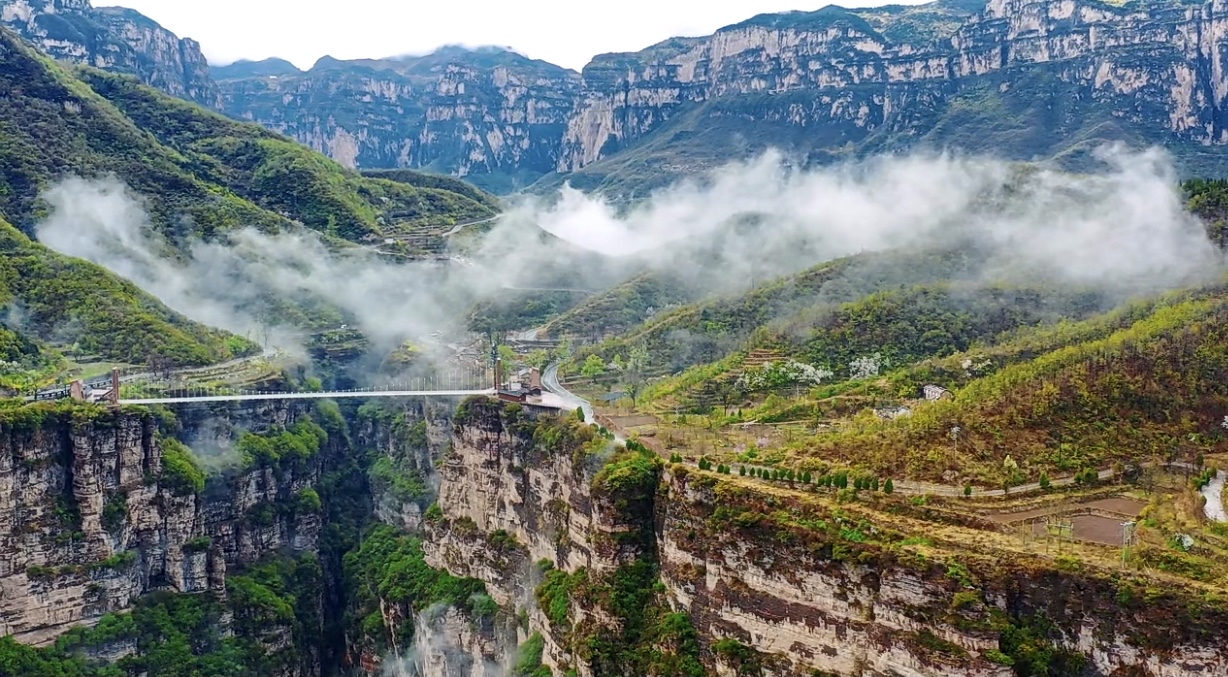 林州太行大峡谷风景区,太行天路段雨后风景,云雾缭绕,如同仙境!