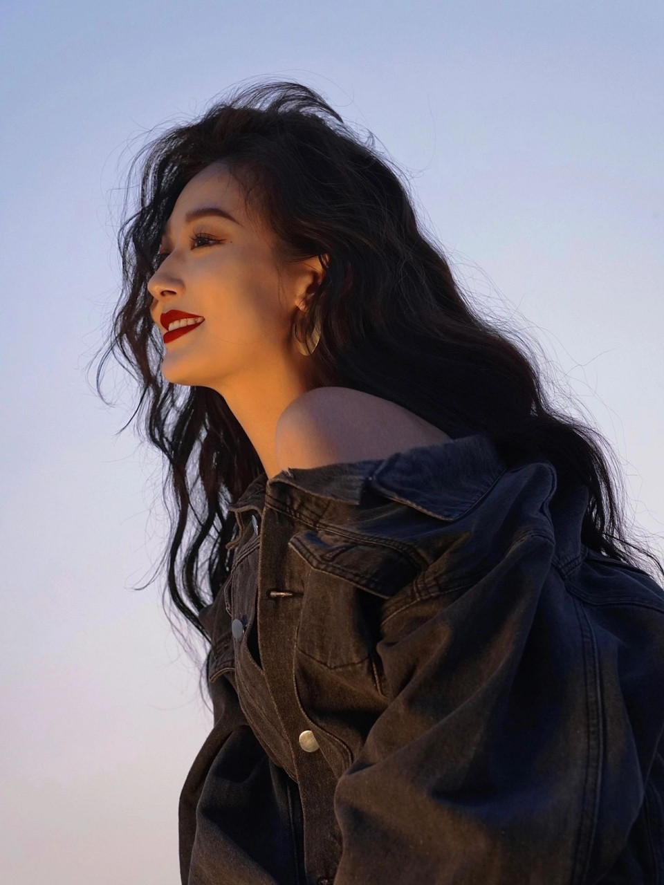 我最近沉迷于复古港风的那种卷发无法自拔[大哈]所以我买了一个港风的