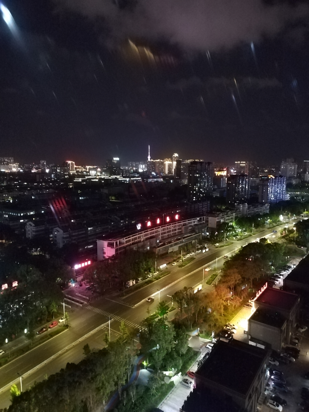外卖途中偶遇绝美夜景,海门电视塔在远方闪烁