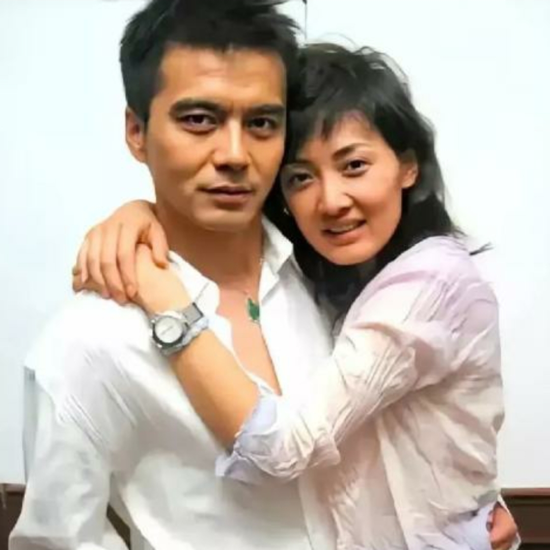 许亚军的四任妻子分别是: 第一任妻子:黄建萍,中国儿童艺术剧院的演员