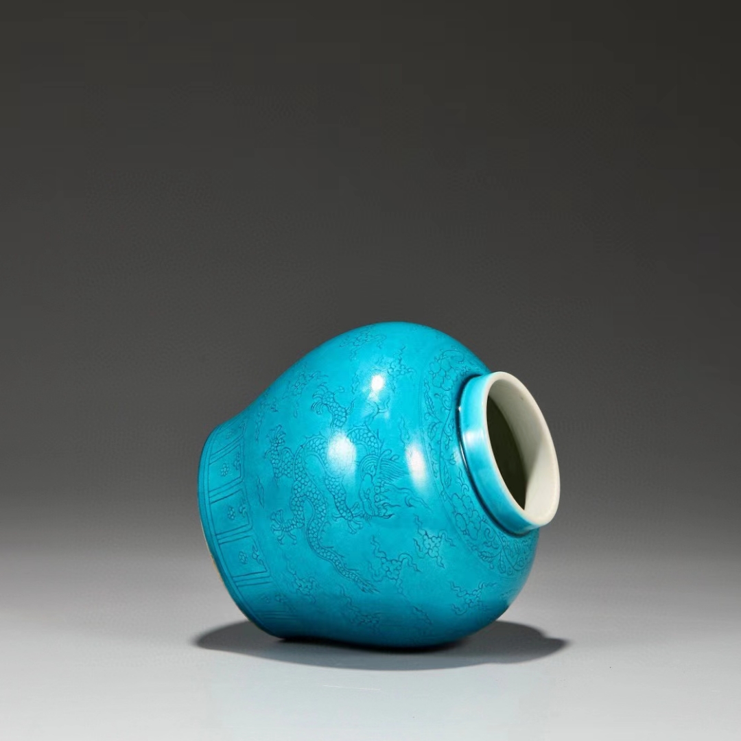 旧藏 明 弘治孔雀蓝釉暗刻龙纹盖罐 尺寸:高20.5公分 直径14.5公分