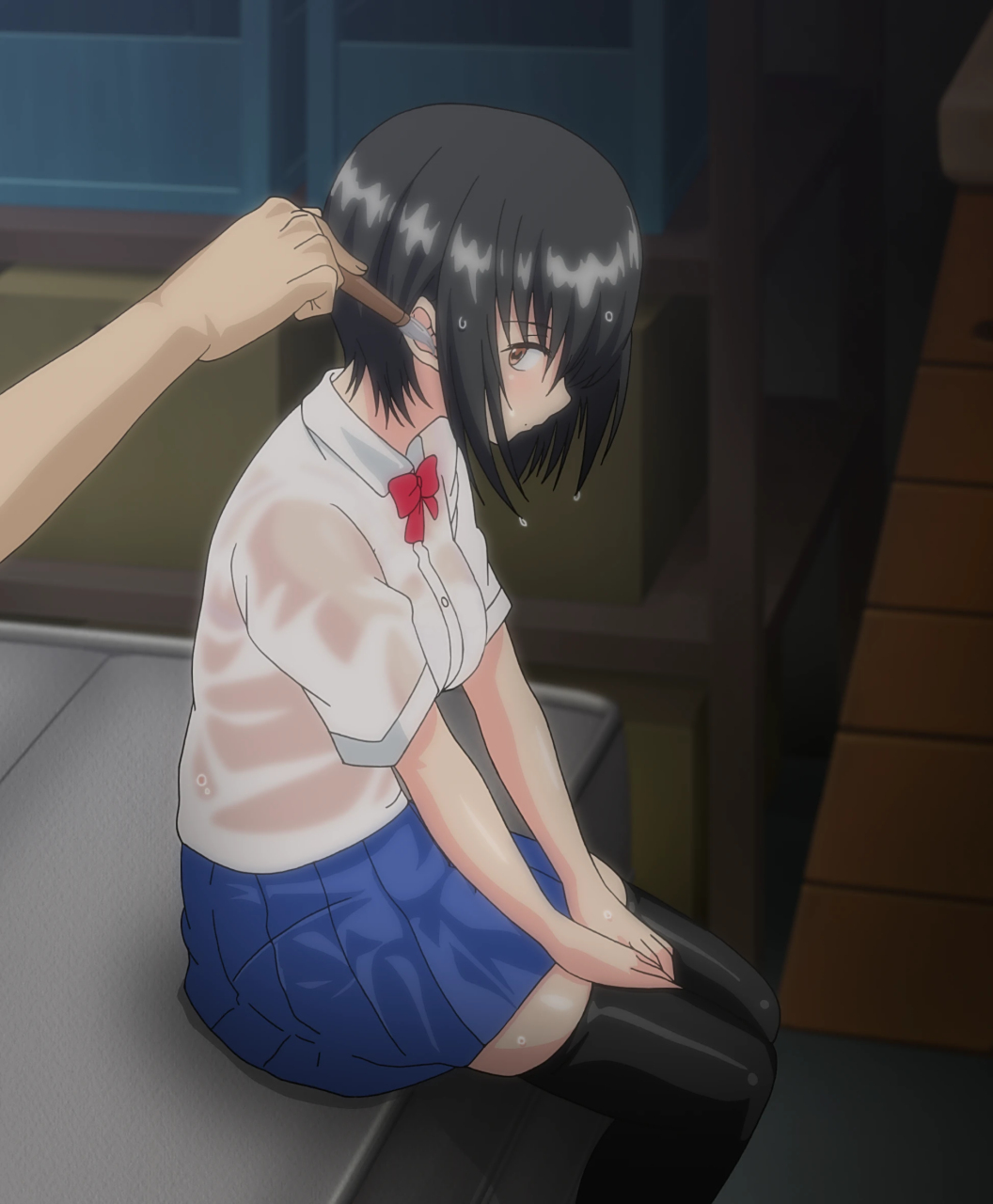 #二次元# 试图通过毛笔挠痒痒,让无口少女说话[二哈]