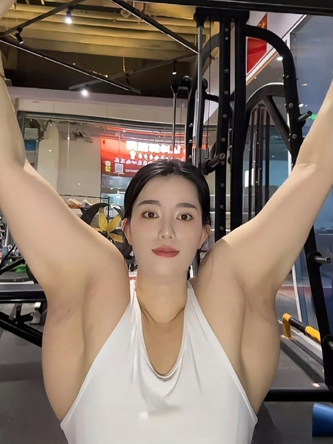 谁能想到长相甜美的小姐姐,一脱外套就变成了背肌超发达的"女汉子"