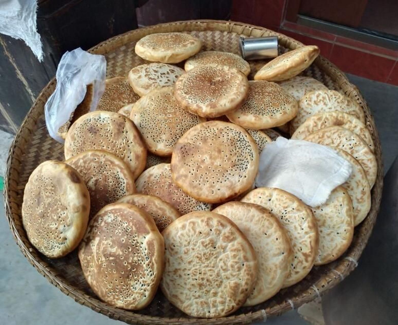 三汇锅盔,对于渠县人来说,无疑是一种从小到大都难以忘怀的美食.