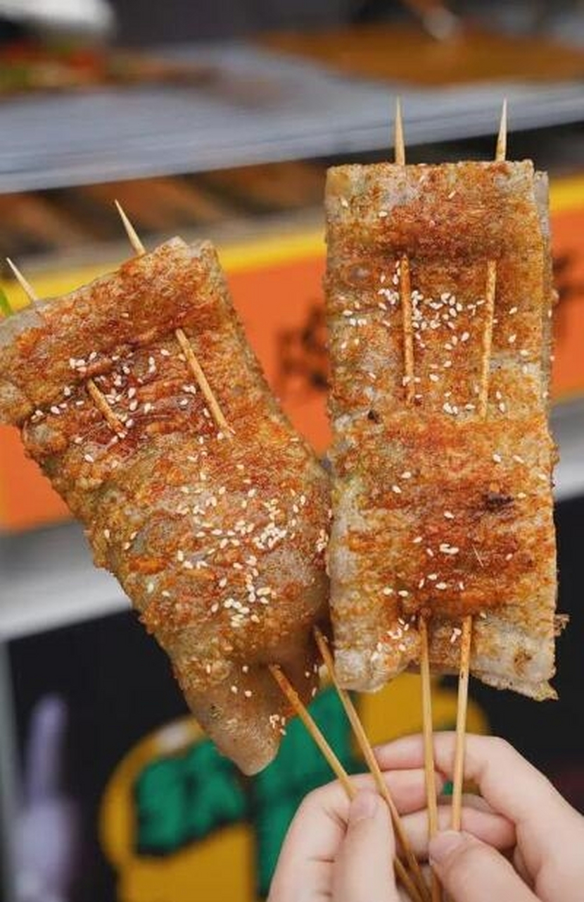 它家的烤苕皮可以包鸡脚,肥肠,虾滑等好几种料,外焦里嫩口感超绝,爱