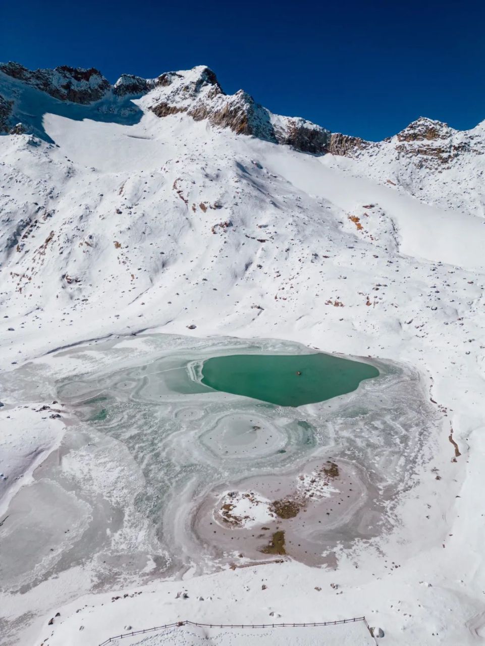 达古冰川位于四川省阿坝藏族羌族自治州黑水县境内,是全球海拔最低