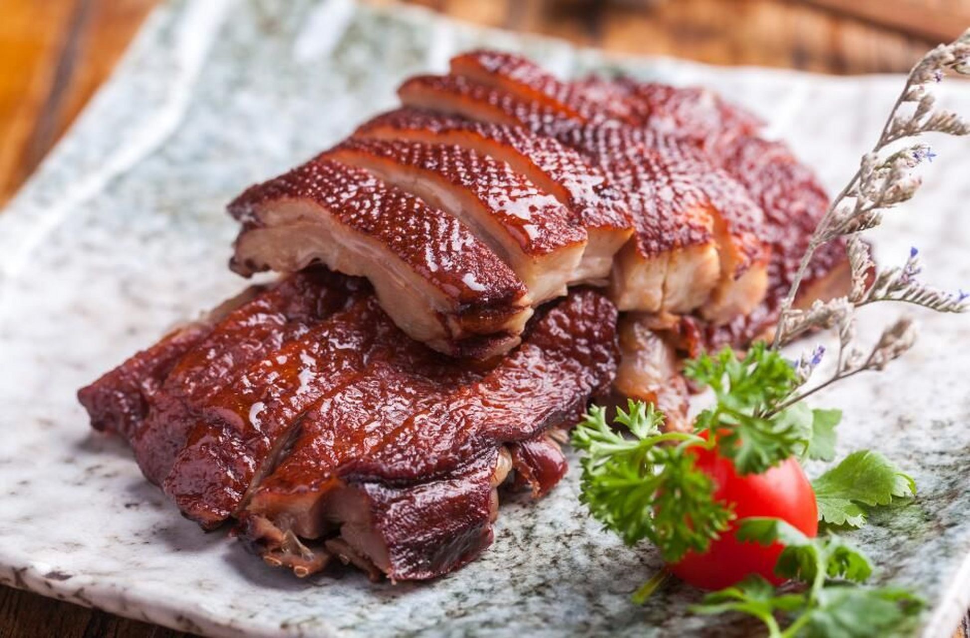 杭州酱鸭,是一道流传于浙江省杭州市的经典美味,属于浙菜系