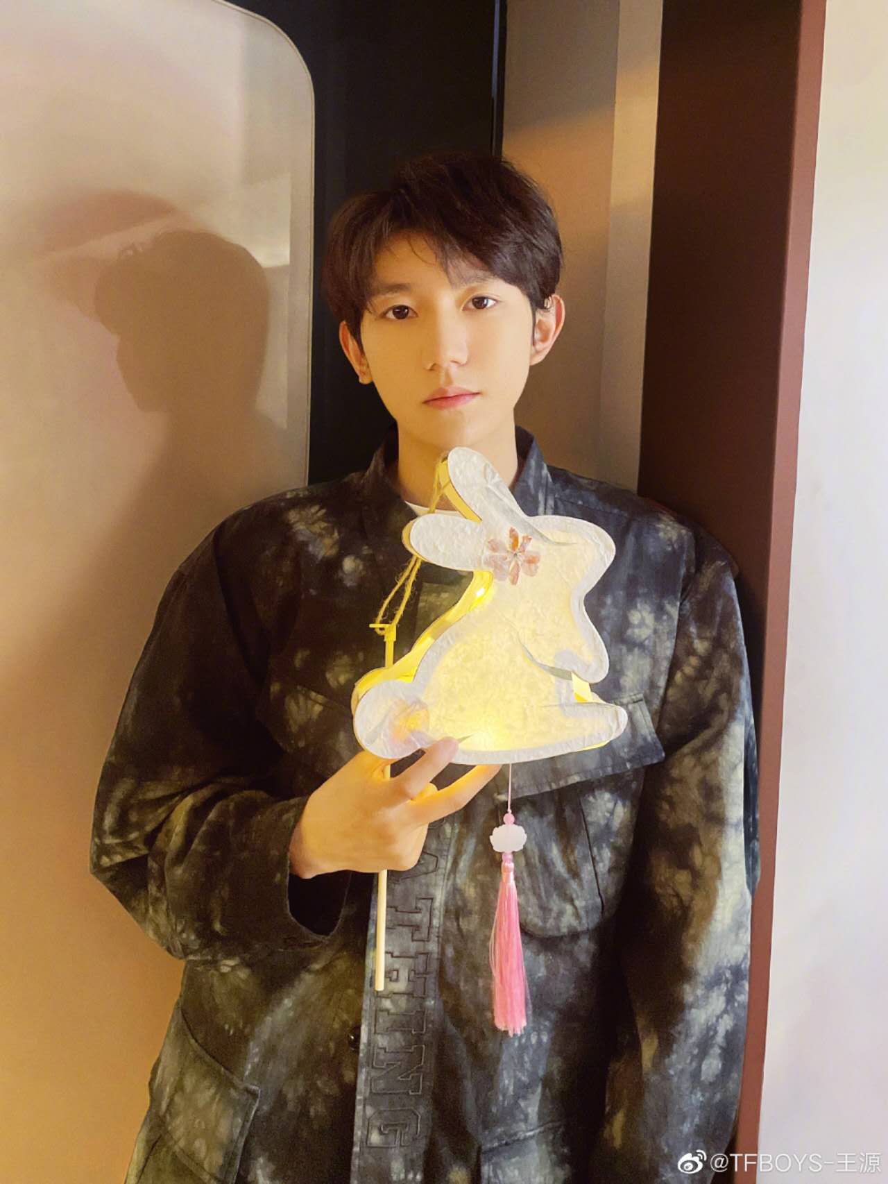 稳站c位    3,张译拿奖后也不存在资源飞升,因为他早就是热门男演员