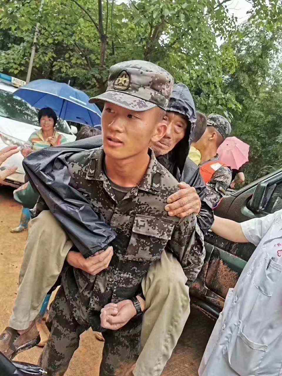 今天看到子弟兵们抗洪救灾的场景,真的非常感动