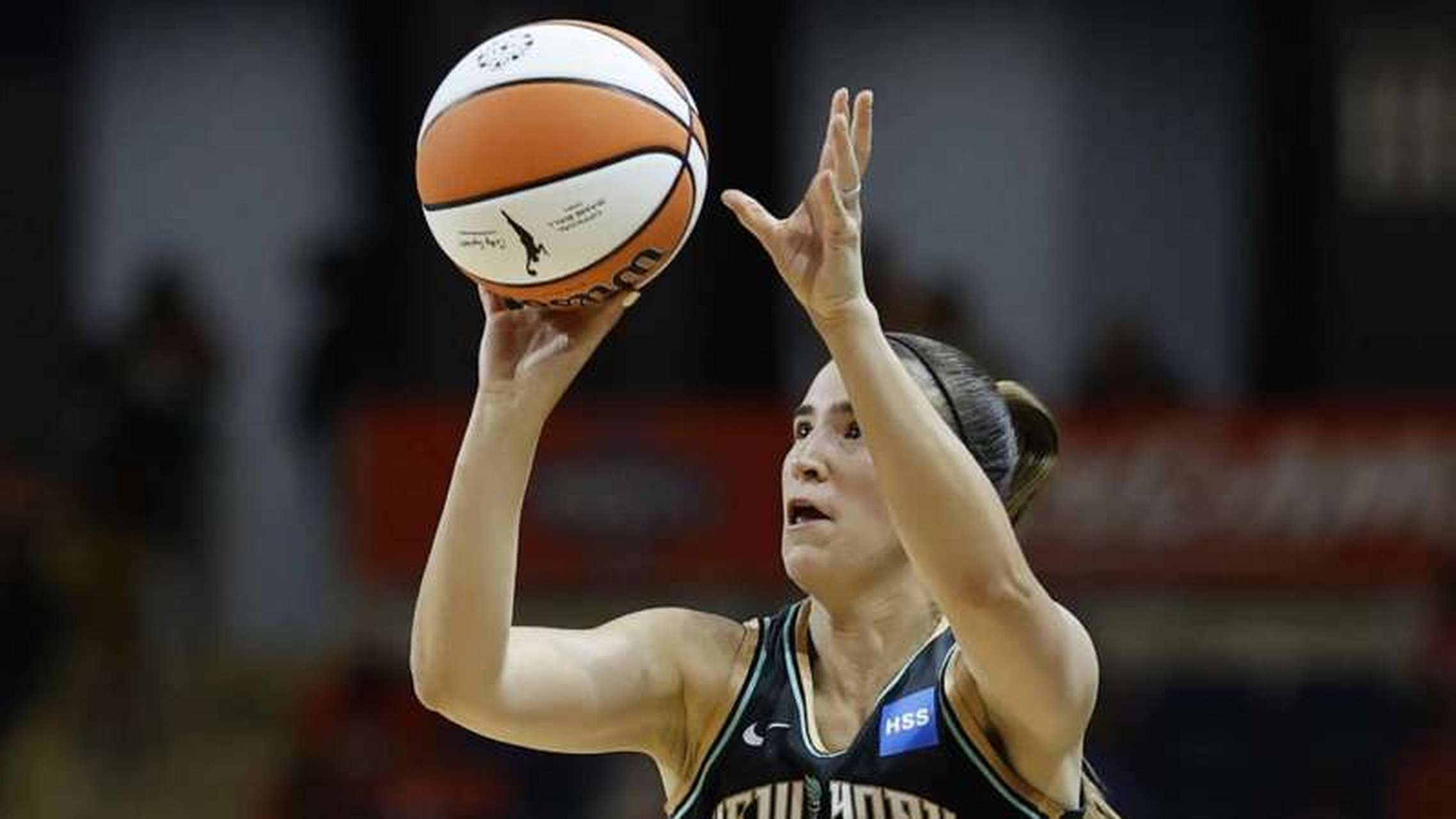 这位纽约自由队后卫参加了周五wnba全明星庆典期间举行的三分球比赛