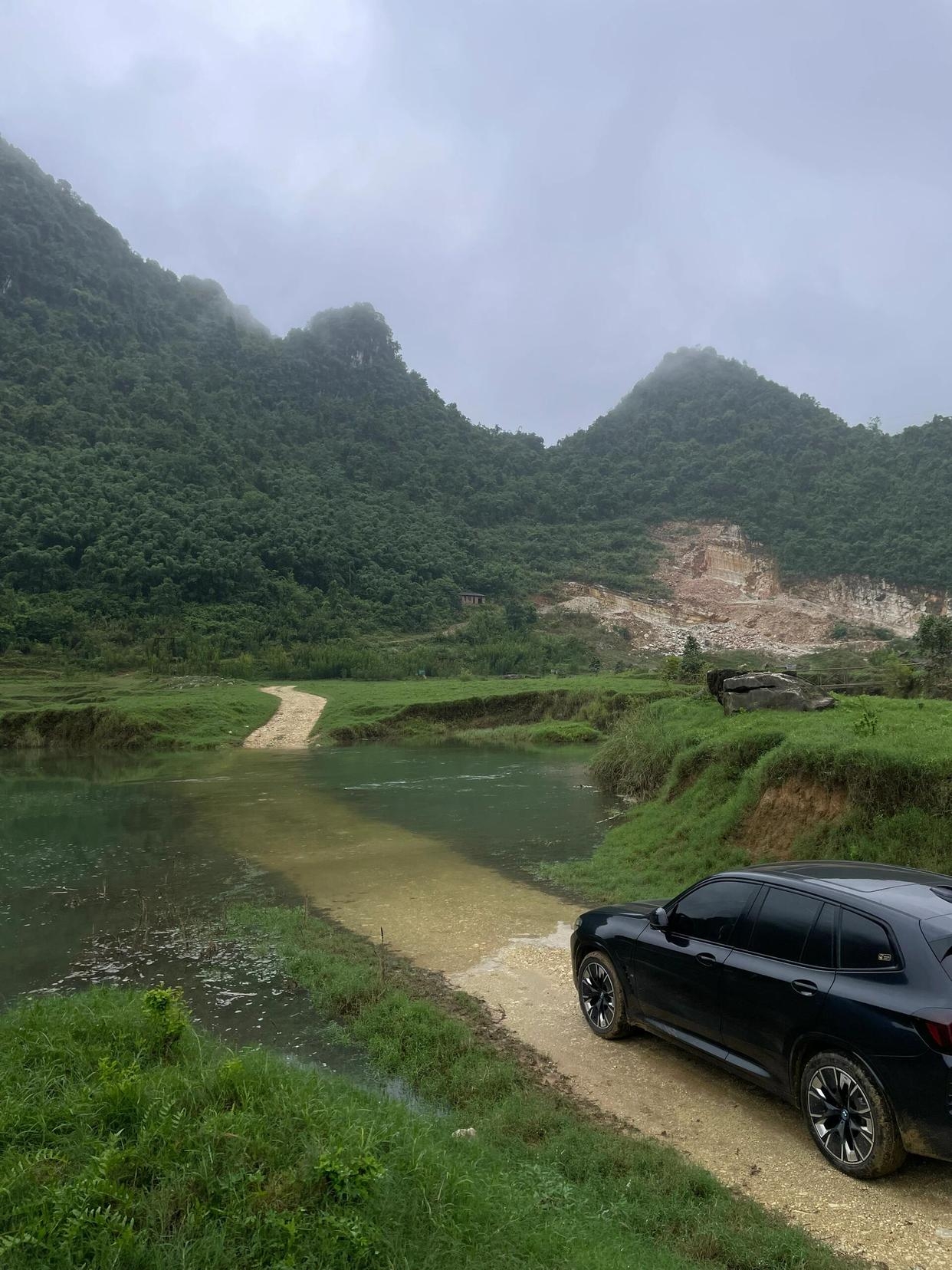 这条过水路面,这车能开过去吗?
