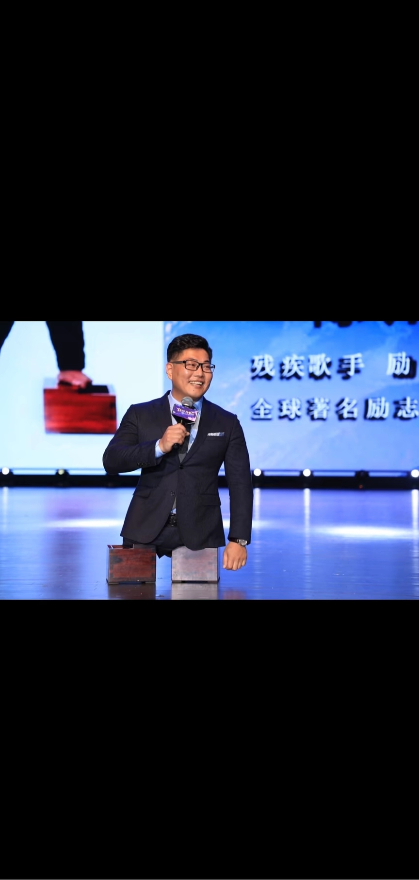 站立手是否要撑着桌面无腿陈州演讲图片励志陈州没有双腿演讲的男人