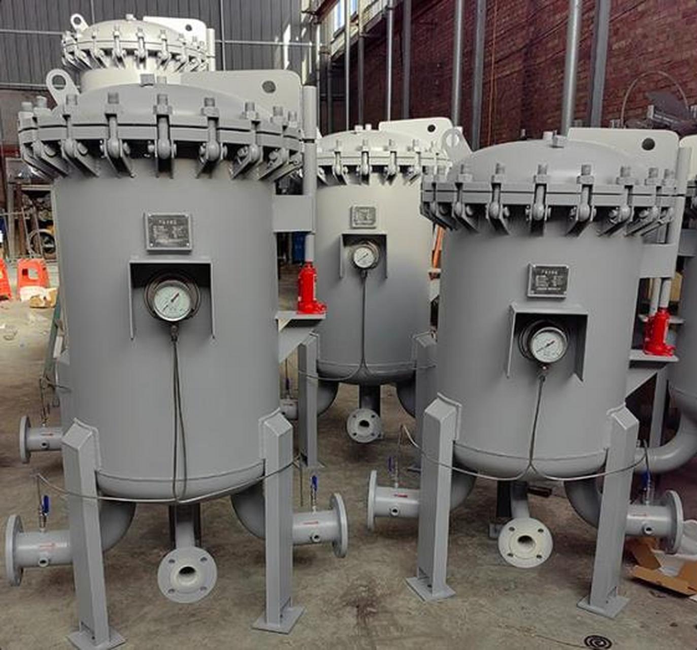 聚结器工作原理 原料进入过滤分离器后,首先汇集于铝制托盘,再分散