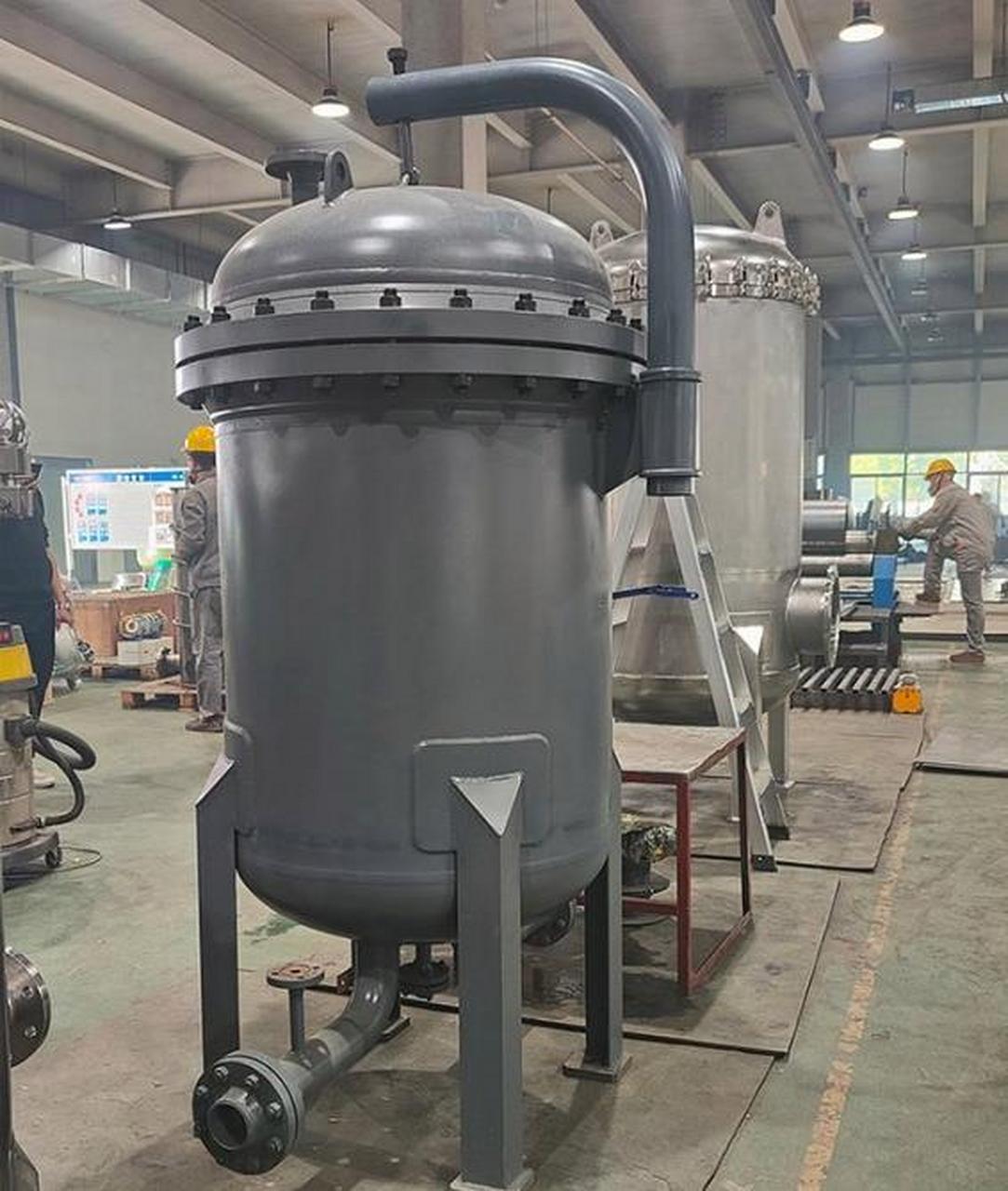 聚结器工作原理  原料进入过滤分离器后,首先汇集于铝制托盘,再分散