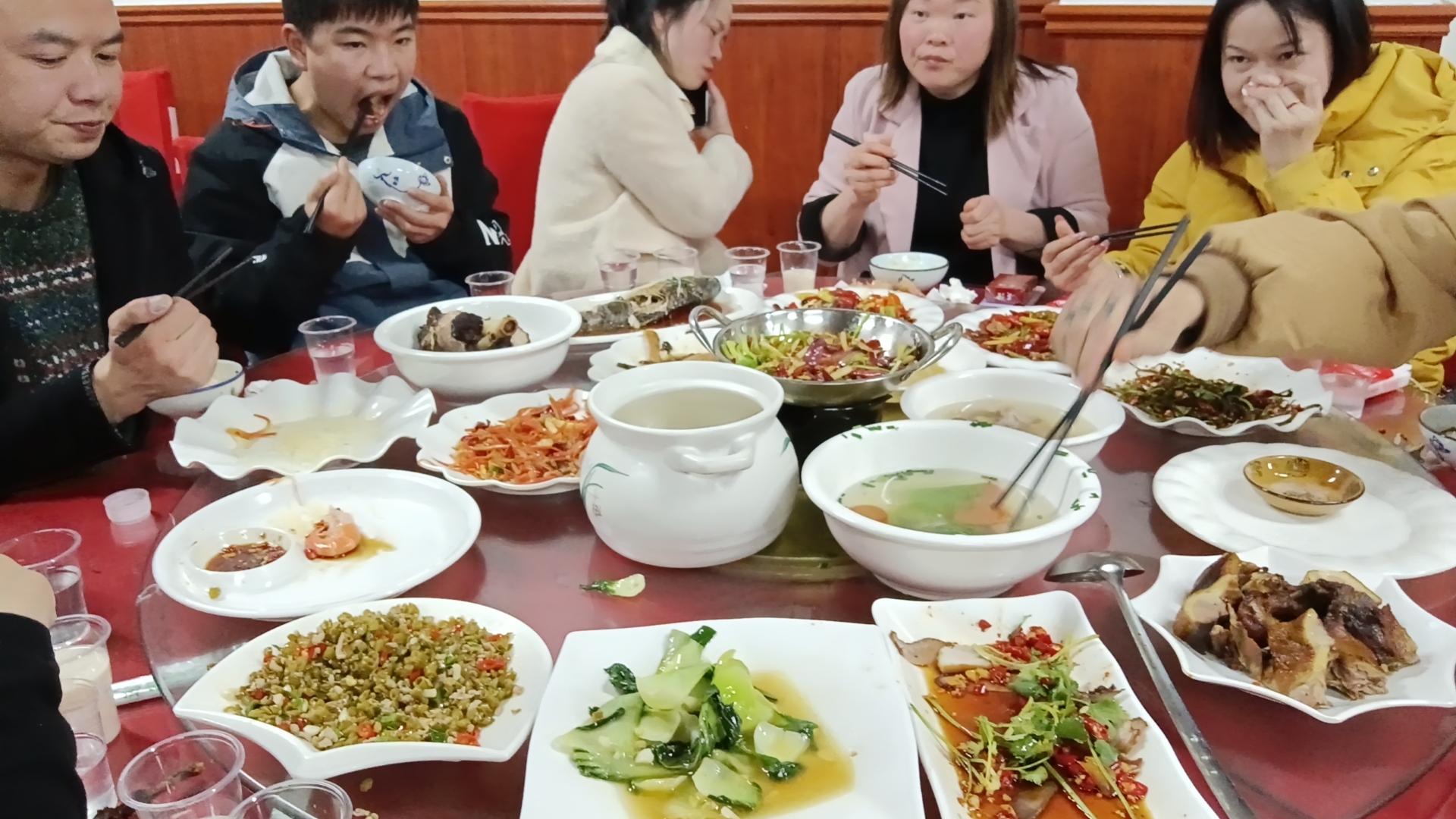 今天和朋友们聚餐,我们围坐在餐桌前,眼前摆满了各式各样的菜和碗盘